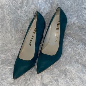 Brand New Women’s Suede Anne Klein Heels (Size 6)